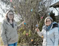  ?? Foto: Lena Boos ?? Michaela Boos (rechts) und Dagmar Bleicher vom Finninger Dorfblattl vor dem Oster‰ baum.