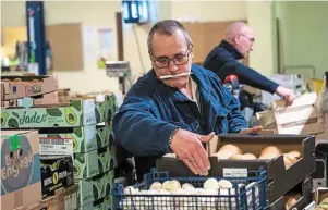  ?? PHOTO GUILLAUME SALIGOT / OUEST-FRANCE ?? Un préparateu­r de commande s’occupe de répartir fruits et légumes dans la partie «frais» du centre de vivres opérationn­els.
| :