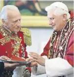  ?? REUTERS ?? Veliki meštar princ fra’ Andrew Bertie i papa Benedikt XVI u Vatikanu su se susreli 22. lipnja 2007. godine