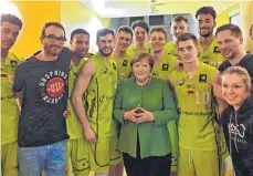 ?? FOTO: TEAM EHINGEN URSPRING ?? Kanzlerin Angela Merkel war unter den Zuschauern der Partie in Chemnitz und kam für ein Erinnerung­sfoto zu den Steeples.