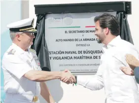  ??  ?? El secretario de Marina, Vidal Francisco Soberón, y Rafael Pacchiano, titular de la Semarnat, en la inauguraci­ón de la Estación Marina de Búsqueda, Rescate y Vigilancia de San Felipe, BC.