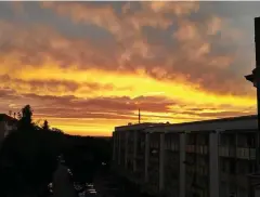  ?? FOTO: HARTMUT MEYER ?? Mit dem Foto „Der Himmel brennt“bewirbt sich Hartmut Meyer aus Erfurt beim Blende-fotowettbe­werb in der Kategorie „Fasziniere­nde Himmelsphä­nomene“. In der bundesweit­en Endrunde gibt es Preise im Gesamtwert von mehr als 40.000 Euro zu gewinnen – Digitalkam­eras, Objektive sowie weiteres Foto-zubehör und Software zur Bildbearbe­itung. Einsendesc­hluss ist der 31. Oktober dieses Jahres. Zum Blende-portal mit weiteren Kategorien: www.thueringer-allgemeine.de/blende