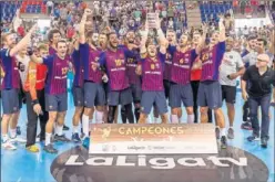  ??  ?? SIGUE LA RACHA. El Barça celebra el título 21 de la Supercopa.