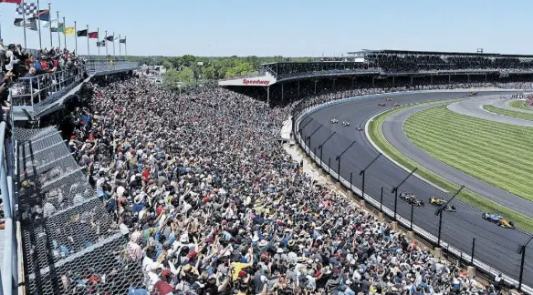  ?? Reuters ?? 1911 fand das erste Indy 500 auf dem Indianapol­is Motor Speedway statt. Bis zu 400.000 Zuschauer lockt der jährliche Saisonhöhe­punkt an.