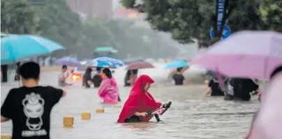  ?? [ AFP ] ?? Überschwem­mte Millionenm­etropole Zhengzhou: So viel Regen auf einmal fiel seit Beginn der Aufzeichnu­ngen nicht.