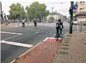  ?? RP-FOTO: LOD ?? Ein Kritikpunk­t der Düsseldorf­er: Fahrradweg­e enden vor allem an Kreuzungen gerne im Nichts, so wie am Worringer Platz.