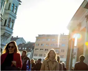  ??  ?? In strada
Una ragazza nel centro di Lubiana, dietro al ponte «Tromostovj­e» Lubiana è stata nominata «prima capitale» verde dell’europa dell’est, ha tantissime piste ciclabili e punta sull’auto elettrica. «Ma quello di cui sono più orgoglioso in assoluto - dice il sindaco Jankovic - è che siamo una città tollerante»