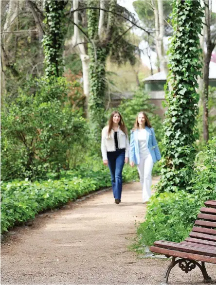  ?? FRANCISCO GÓMEZ / JOSÉ JIMÉNEZ ?? Don Felipe y Doña Letizia, con sus hijas al fondo, en los jardines del Palacio Real.