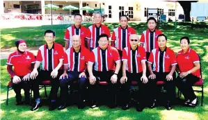  ??  ?? ARTHUR Kong (depan tengah) bersama Jawatankua­sa Agung (GC) LGC selepas mesyuarat pengelola Kejohanan Golf Amatur Terbuka Labuan 2017 di LGC pada Sabtu.