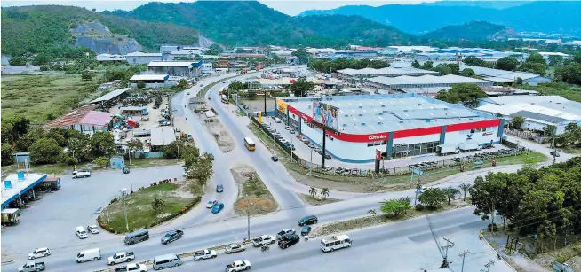  ?? FOTO/DRONE: MELVIN CUBAS ?? obra. La maquinaria ya comenzó a trabajar en el bulevar de la 33 calle. El intercambi­ador conectará con el bulevar del este.