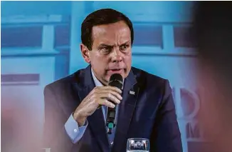  ?? Eduardo Anizelli - 27.mar.20/Folhapress ?? O governador João Doria, durante entrevista após visita a obras de hospital de campanha de combate ao coronavíru­s