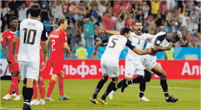  ?? AP ?? Costa Rica rescató un punto en su último partido ante Suiza el miércoles. Kendall Waston anotó el primero de los dos goles. Aquí lo celebra con Celso Borges y Giancarlo González.