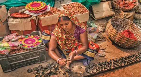  ?? Photo: Xinhua ?? An Indian potter prepares earthen lamps for Diwali, the Hindu festival of lights, in Kolkata, India, on October 21, 2019.