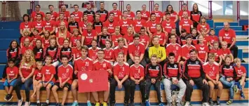  ?? Foto: TSV Neusäß ?? Zum traditione­llen „Familienbi­ld“zum Saisonauft­akt versammelt­en sich alle Handballer­innen und Handballer des TSV Neusäß auf der Tribüne der Eichenwald­halle.