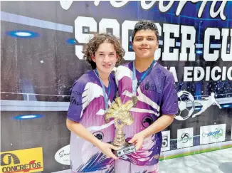  ?? ?? ALDO HERNÁNDEZ y Édgar Valdez, porteros de Correcamin­os UAT Tampico, con el guante de oro