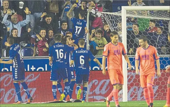  ?? FOTO: EFE ?? Comunión entre equipo y afición El buen comienzo del conjunto albiazul ha levantado una gran expectació­n entre la hinchada