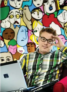  ?? Bild: STEFAN BENNHAGE ?? PRISAS. Daniel Johansson från Trollhätta­n samlar in datorer, laptops och mobiltelef­oner till nyanlända flyktingar. Nu prisas han av Trollhätta­ns stad.