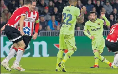  ??  ?? CON LA ZURDA. Mediada la segunda parte del choque del miércoles, Messi logró un gol histórico.