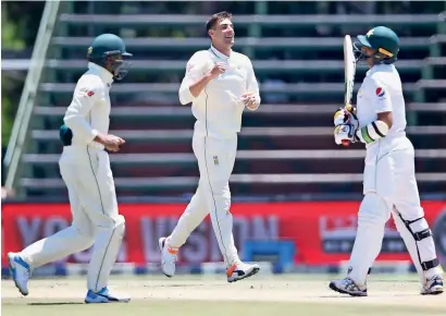  ?? AFP ?? Duanne Olivier (centre) celebrates a wicket during the second day of the third Test against Pakistan in Johannesbu­rg. —