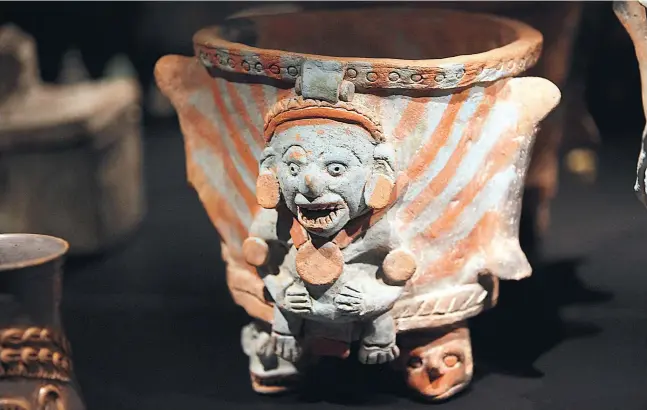  ?? Fotos: Ángel García ?? 200 Stücke zeigen die geheimnisv­olle Welt der Maya-Kultur. Viele Krüge oder Masken sind mit Fratzen verziert.