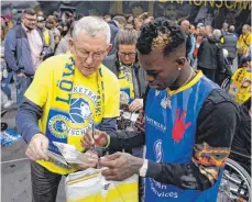  ?? FOTO: DPA ?? Ein Herz für die Heimat: NBA-Profi Dennis Schröder gibt einem Fan der Löwen Braunschwe­ig ein Autogramm.