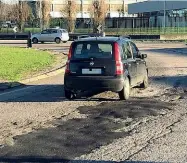  ??  ?? Sul web
Sul sito www.corriere.it /bergamo le foto sulle condizioni delle strade e anche un video girato sulla provincial­e Francesca, tra le arterie messe peggio. A sinistra, foto grande, un cerchione perso da un’auto al rondò di Urgnano . A fianco, rattoppi all’ingresso dello stesso rondò. Sopra, invece, il bitume nero spuntato alla rotatoria di Stezzano sull’ex Statale 42