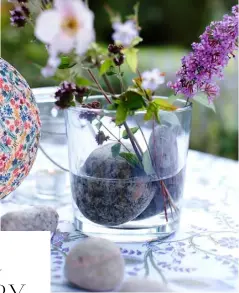  ??  ?? TOP RIGHT A glass tumbler containing submerged pebbles* and a few garden flowers make an interestin­g table decoration