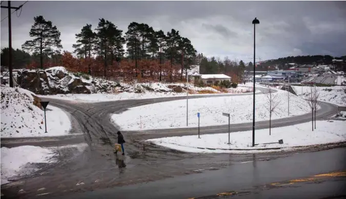  ?? FOTO: KJARTAN BJELLAND ?? Dette er innkjøring­en til Vågsbygdve­ien 1, sentralt ved Blørstad i Vågsbygd. Nedlagte Christians­ands Aeskefabri­kk, som skimtes i bakgrunnen, er for lengst lagt ned og står tom.