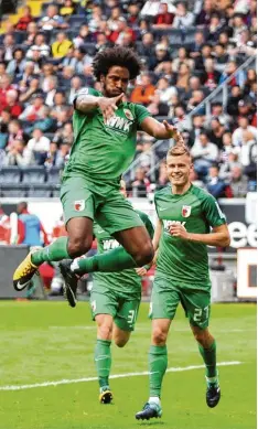  ?? Foto: Jan Hübner ?? Mit seinem Treffer zum 2:0 hatte Caiuby gehörigen Anteil am Erfolg des FC Augsburg in Frankfurt.