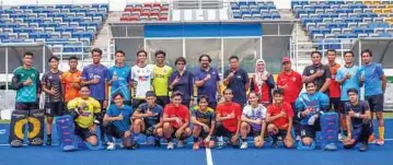  ?? ?? PRESIDEN MHC, Datuk Seri Subahan Kamal (tengah) bersama skuad hoki 5's negara.