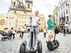  ?? Foto: F. Vlček, MAFRA ?? Uvolnili místo Segwaye ze středu Prahy zmizely, ale ne jejich pronajímat­elé. Na jízdy mimo oblast zákazu lákají turisty v centru města dál nebo místo vozítek používají na vyjížďky elektrické koloběžky.