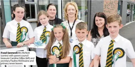  ??  ?? Fond farewell Mrs McNott (centre) with parent council treasurer Caroline Gillies (left) and secretary Pauline McElwaine and primary seven leavers