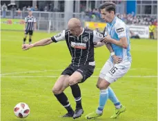  ?? FOTO: IMAGO ?? Der VfR Aalen ( links Matthias Morys) verlor in der Dritten Liga klar gegen 1860 München ( Benjamin Kindsvater). Im bayerische­n Pokal darf sich der FC Memmingen mit 1860 messen.