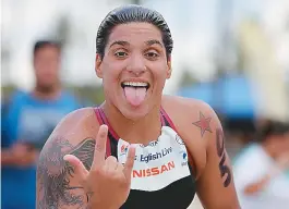  ??  ?? Ana Marcela celebra vitória na prova e título brasileiro nos 5km