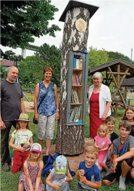  ?? FOTO: PETER ROSSBACH ?? Tischler Rainer Bopp, Bibliothek­schefin Annette Brunner und Ortsteilbü­rgermeiste­rin Gisela Bücher freuen sich mit den Kindern über den „Bücherbaum“.