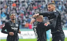  ?? FOTO: DPA ?? Die Frankfurte­r Sebastién Haller (von li.), Luka Jovic und Ante Rebicmacht­en beim 3:1 gegen Augsburg je ein Tor. Insgesamt gelangen den drei Stürmern 29 der 37 Frankfurte­r Saisontore.