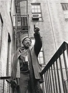  ?? Meyer Liebowitz / New York Times 1976 ?? Playwright Steve Carter, near his childhood home in New York in 1976, emerged from the Negro Ensemble Company.