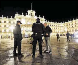  ??  ?? EUROPA PRESS
►► Unos policías controlan el cumplimien­to del toque de queda en Salamanca.