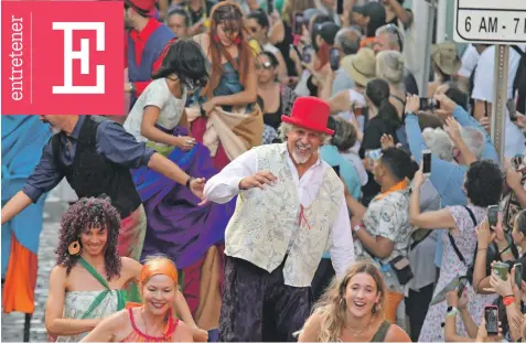  ?? ?? Paralelism­os. La participac­ión de miles de personas y el ambiente festivo en la SanSe evocan a un carnaval.ARCHIVO