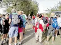  ?? - Crédits : RUFIN ?? Avant le début de la marche, les randonneur­s échangent leurs impression­s