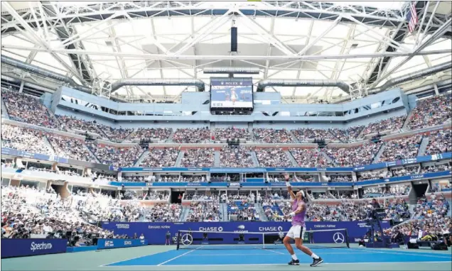  ??  ?? LLENO. Rafa Nadal se dispone a sacar en un lance de su partido contra Hyeon Chung en la Arthur Ashe, que se llenó para ver al campeón del US Open 2017.