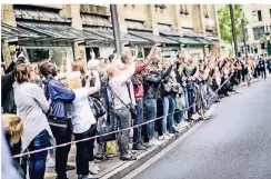  ?? RP-FOTO: ANDREAS BRETZ ?? Die Polizei machte sich schon Sorgen, dass die Fans die Straße zwischen Kaufhof und Breidenbac­her Hof dicht machen.