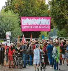  ?? Foto: Christian Kirstges ?? Die Gegendemo muss etwas abseits vom Vereinshei­m und abgetrennt durch einen Zaun stattfinde­n. Das Motto: „Aufstehen gegen Rassismus“.