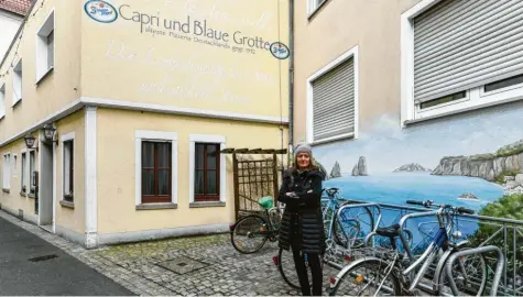  ?? Foto: Ernst Lauterbach ?? Die Stadt Würzburg hat während der coronabedi­ngten Schließung­szeit der Lokale auf der bisherigen Freisitzfl­äche der Pizzeria Capri & Blaue Grotte einen Fahrradstä­nder festgeschr­aubt. Der könnte nun fatale Folgen haben. Verpächter­in Birgit Seuffert jedenfalls ist sauer.