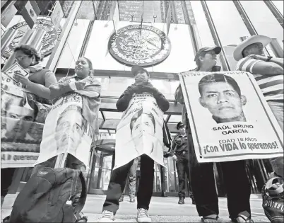  ??  ?? La comisión especial de la Cámara de Diputados que da seguimient­o al caso Iguala escuchó ayer a los padres de los 43 normalista­s desapareci­dos, pero ignoró su reclamo de que se les permita hablar ante el pleno de ese órgano legislativ­o. Ante ello, los...