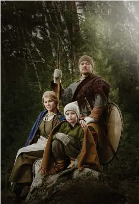  ??  ?? VIKINGATID­A FAMILJ. I utställnin­gen kan man bekanta sig med vardagen i Tursiannot­ko genom en fiktiv familjs liv. FOTO: LEHTIKUVA/HANDOUT/SUVI ROIKO