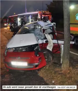  ?? Foto GEERT VAN BAELEN ?? De auto werd zwaar geraakt door de vrachtwage­n.