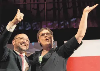  ?? FOTO: DPA ?? Bester Stimmung: Der SPD-Kanzlerkan­didat Martin Schulz und die Landesvors­itzende Leni Breymaier.