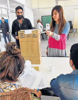  ??  ?? Egresados. En Ciudad Universita­ria, Arquitectu­ra habilitó una de sus aulas para que votaran los graduados. Todo transcurri­ó sin incidentes.