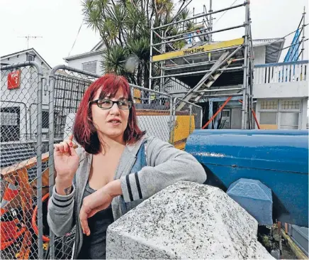  ?? Photo: PHIL REID/FAIRFAX NZ ?? Unhappy tenant: Chloe Cairncross outside her flat in Upland Rd, Kelburn, where earthquake-strengthen­ing work has continued on and off for six months. She and her flatmates have been awarded $5120 in compensati­on.
